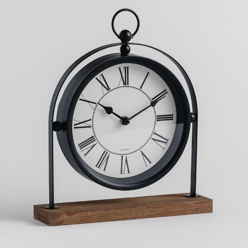 Elegancki zegar z klasycznym cyferblatem na komodę lub biurko