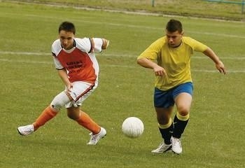 W II lidze juniorzy Płaszowianki (pomarańczowo-białe koszulki) wygrali z Nadwiślanem Fot. Artur Bogacki