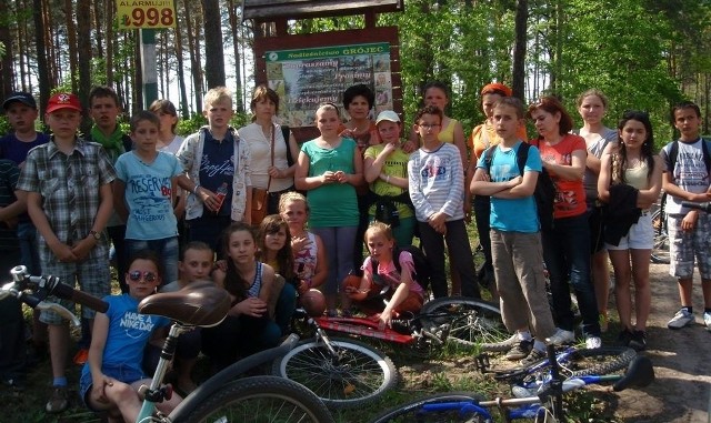 Uczniowie podstawówki z Kłudna na rowerach zwiedzali najbliższą okolicę.