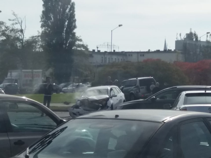 Wypadek w Katowicach. Zderzenie dwóch aut i motocykla na Grundmanna ZDJĘCIA