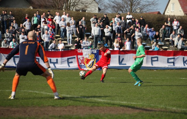 Bramkę na 1:0 strzela Damian Kopciński