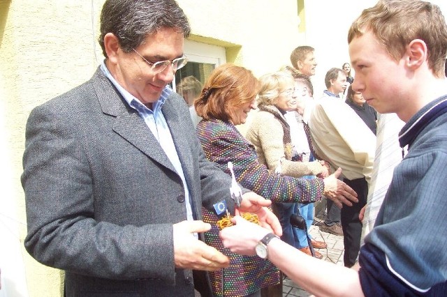 Nauczyciele z europejskich szkół dostali prezent od uczniów. Na zdjęciu Jarosław Panicz (z prawej) wręcza Alfredowi Hamillowi miniaturkę bociana.