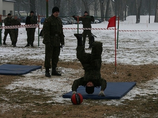 Żołnierze z Międzyrzecza dosłownie stawali na głowach, żeby wygrać prestiżowe zawody.