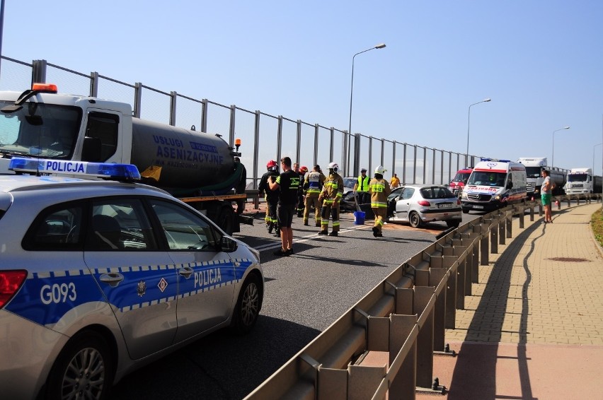 Krzeszowice. Wypadek na drodze krajowej nr 79. Zderzyły się trzy pojazdy dwa osobowe i ciężarowy