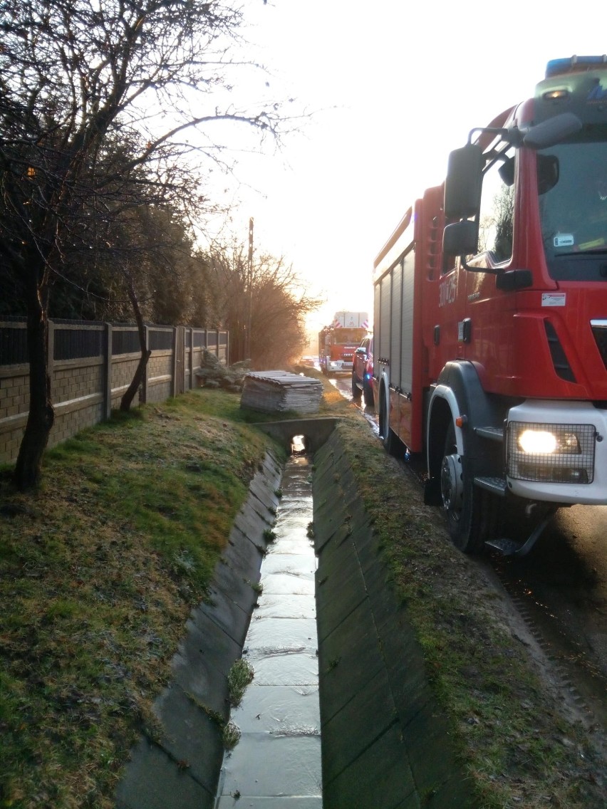 Pożar stodoły w Krajnie. Spłonęły maszyny i samochód. W akcji 8 zastępów strażackich