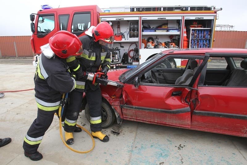 Karta Ratownicza Może Ocalić Życie. Zobacz Jak Strażacy Rozcinają Auto [Wideo] | Nowiny