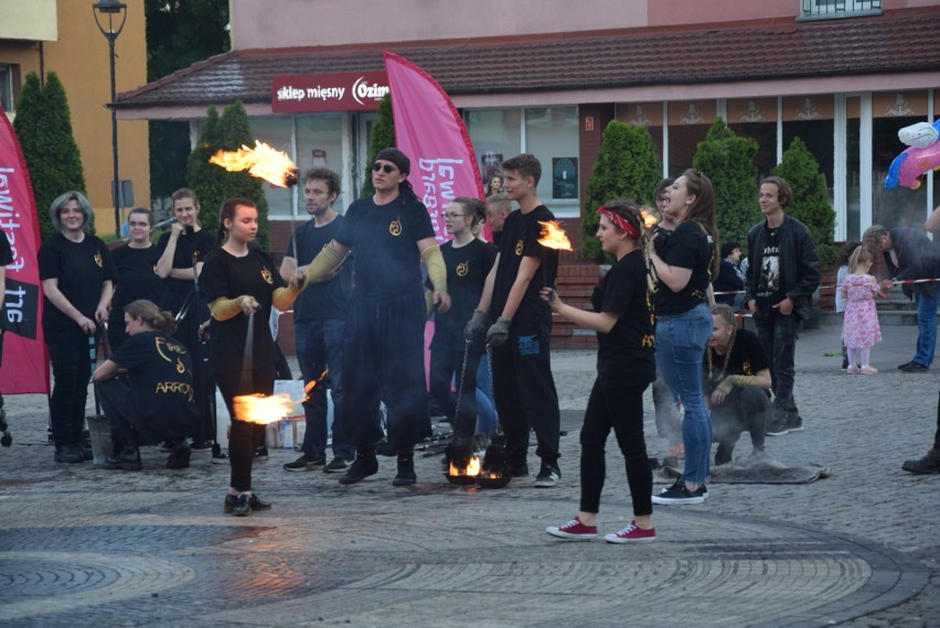 Pokaz jest widowiskowy, szczególnie o zmierzchu.