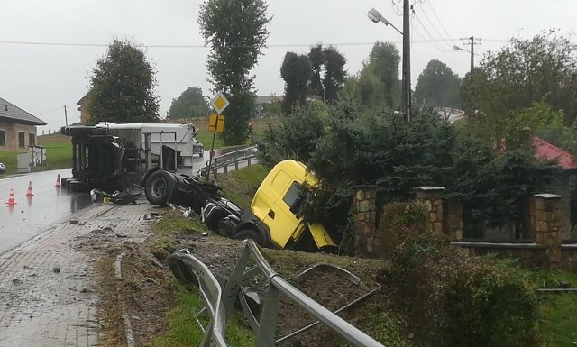 Wypadek w Łużnej - ciągnik siodłowy wjechał do rowu