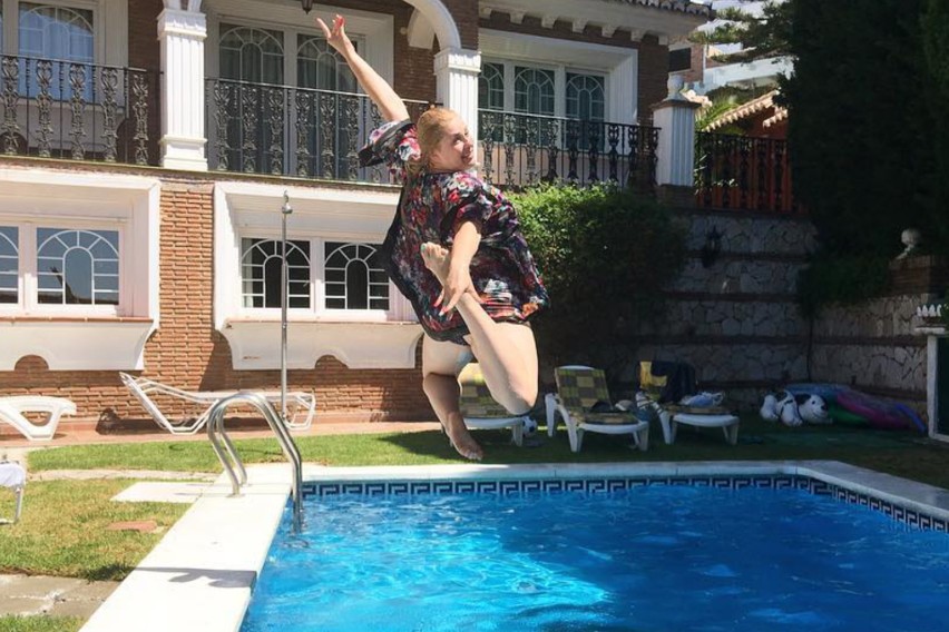 Elżbieta Romanowska skacze do basenu
