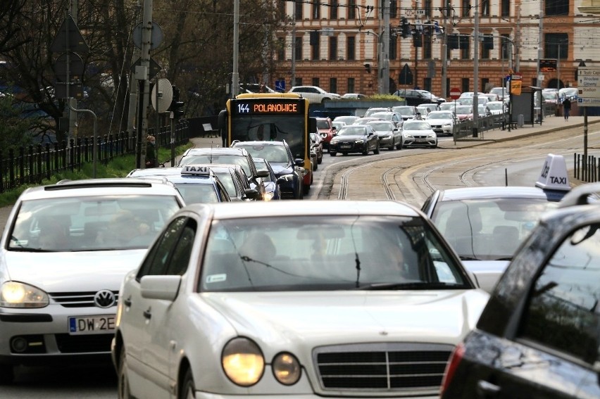 Ogromne korki w pobliżu placu Jana Pawła II i mostu...