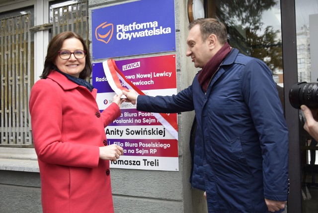 Posłowie Nowej Lewicy. Anita Sowińska i Tomasz Trela otworzyli biuro w Skierniewicach. Więcej na kolejnych zdjęciach