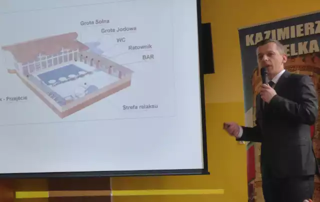 Wicestarosta kazimierski Michał Bucki prezentuje wizualizację odkrytego basenu mineralnego, jaki ma zostać wybudowany w Kazimierzy Wielkiej.