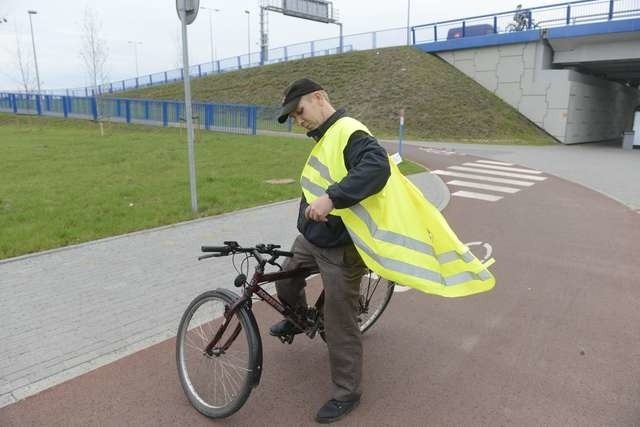 Odblaskowe elementy ubioru rowerzysty są również ważne jak pieszego. Wie o tym Mariusz Kazimierczak, którego we wtorek po południu spotkaliśmy na moście drogowym w Toruniu 