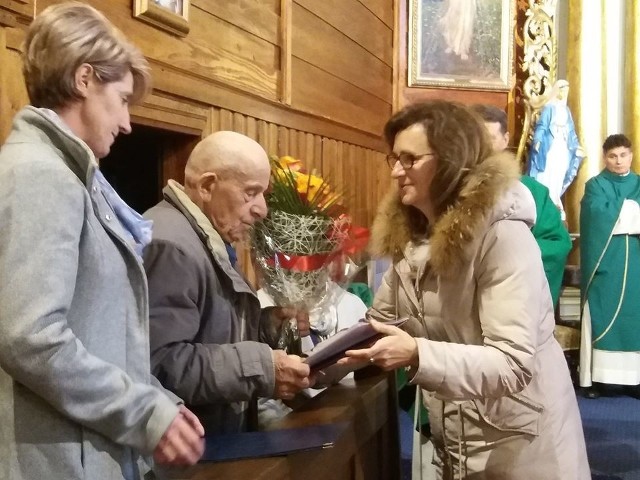 Wojewoda Agata Wojtyszek składa gratulacje z okazji 100 urodzin dla pana Bolesława Chacia.