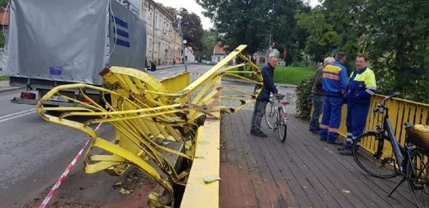 Tak wygląda miejsce zdemolowane przez samochód, prowadzony...