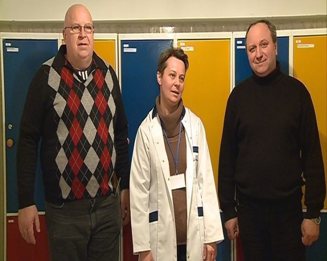 W umeblowanej szatni hospicjum. Od lewej Ton Van Mierlo z Holandii, Elżbieta Wojtaszek, zastępca kierownika hospicjum oraz Zbigniew Urban