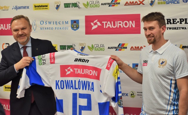 Tauron oficjalnie został partnerem hokeja w Oświęcimiu. Artur Warzocha (z lewej), wiceprezes zarządu firmy Tauron, odbiera koszulkę oświęcimskich hokeistów do kapitana Krystiana Dziubińskiego.