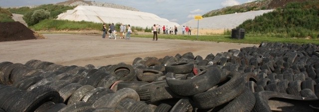 Czy takie miejsce jak wysypisko śmieci może kogoś zainteresować? Tak! Na środową popołudniową wycieczkę do Hryniewicz wybrało się około 50 osób.