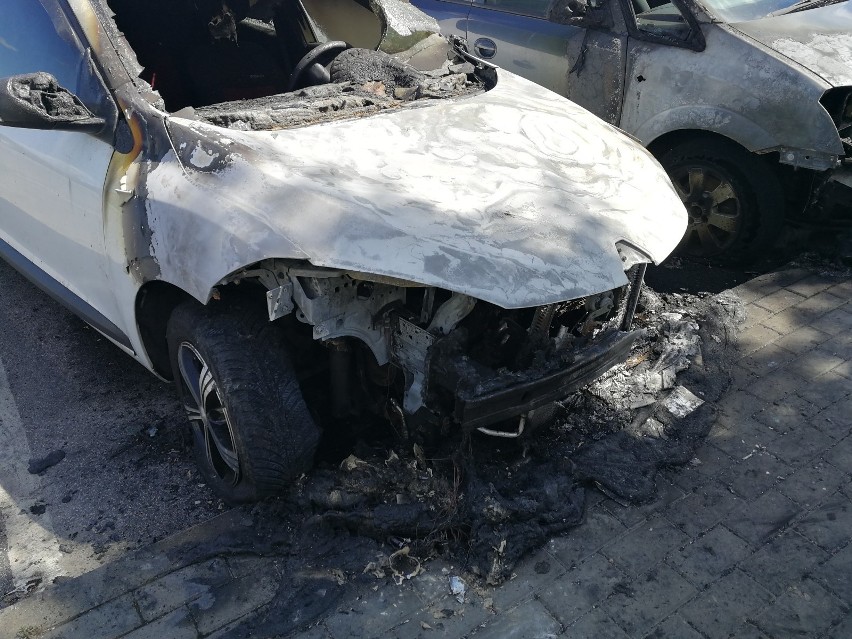 W nocy z soboty na niedzielę na Skarpie spaliły się dwa samochody [Zdjęcia]