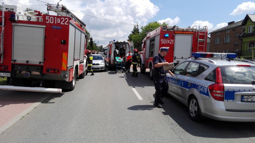 Kosmolów. Zderzyły się trzy auta. Dwie osoby trafiły do szpitala