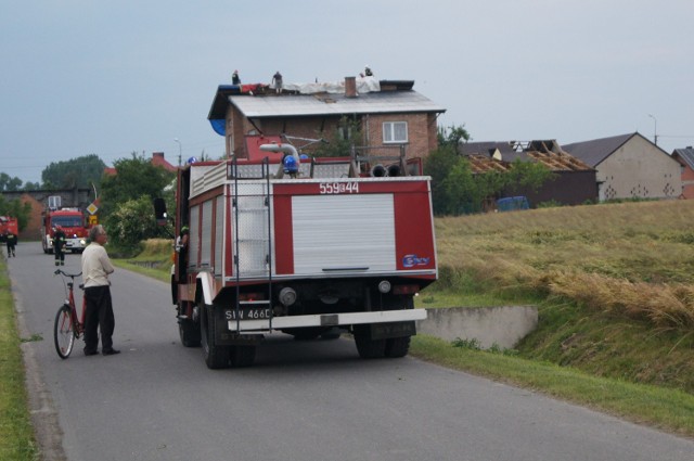 W miejscowości Biała Rządowa nawałnica zerwała dachy z 14 budynków