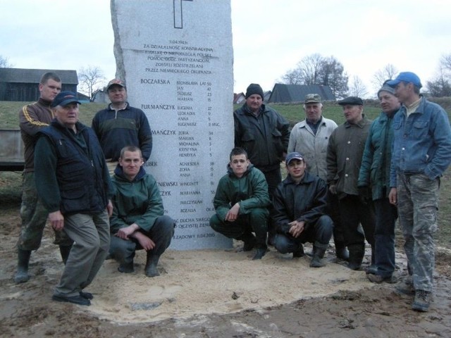 Mieszkańcy Wzdołu przy ustawionym obelisku pamięci rozstrzelanych 11 kwietnia 1943 roku mieszkańców wsi.