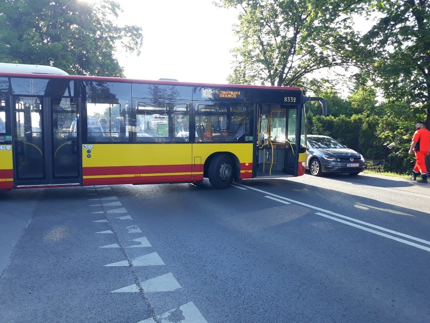 Wypadek autobusu MPK. Zahaczył o słup trakcji tramwajowej, duże utrudnienia (SPRAWDŹ)