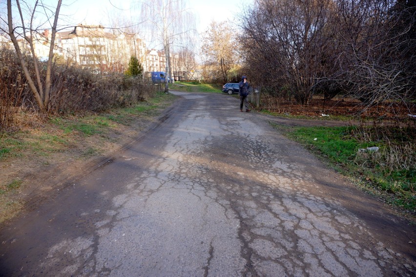 Na przystanek Lublin Zachodni ścieżką przez lasek. Chodnik miał być, ale nie ruszyła jego budowa. Dlaczego?