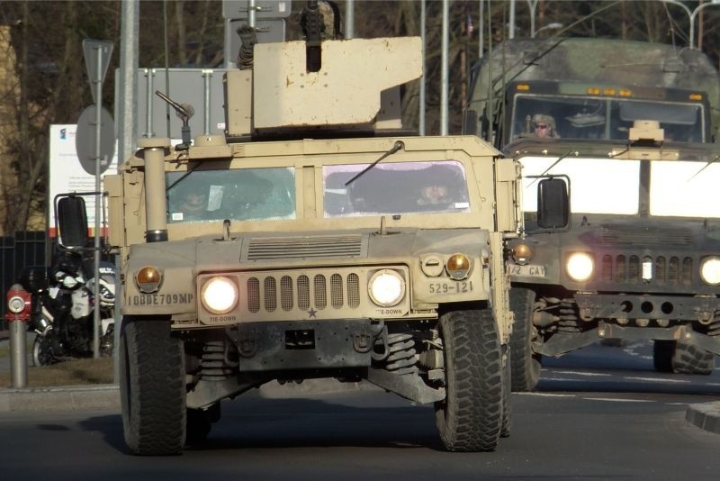 Amerykańskie wojsko w Białymstoku. Konwój transporterów na ulicach miasta (zdjęcia, wideo)