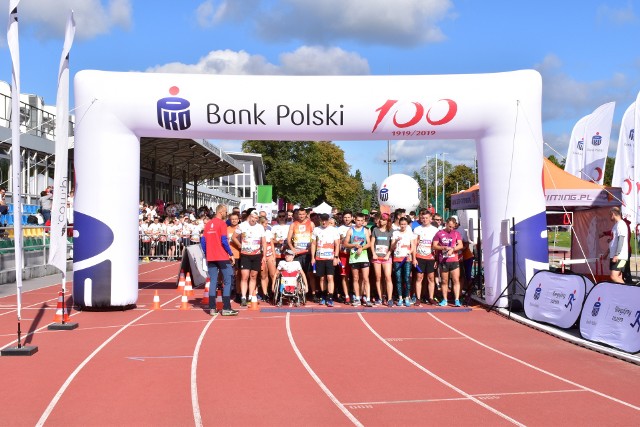 Zawodnicy na starcie 5. PKO Biegu Charytatywnego w Warszawie