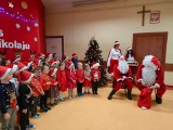 Mikołaj odwiedził dzieci z przedszkoli i szkół w gminie Bieliny. Zobacz zdjęcia