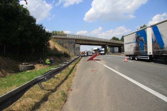 Wypadek na A4 pod Wrocławiem. Ciężarówka przewoziła koparkę i nie zmieściła się pod wiaduktem, uszkadzając go. Do zdarzenia doszło 22 lipca 2022 r.