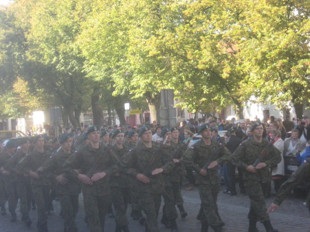 Żołnierze przemaszerowali na rynek, by tam złożyć uroczystą przysięgę