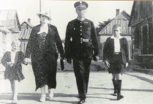 Szczęśliwe dni z rodziną, przed wojną. Tadeusz Biendzio( z lewej)  z bratem i rodzicami.