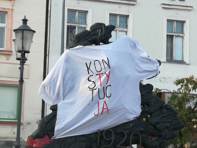 I w Świeciu w ramach protestu pomnik został ubrany w koszulkę z napisem "Konstytucja"