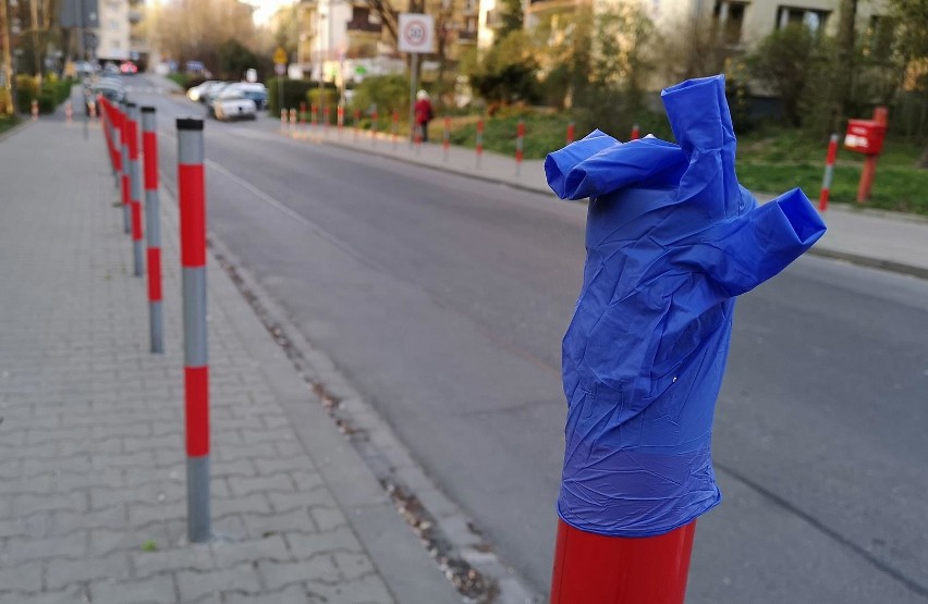 Kraków. Klienci sklepów wyrzucają rękawiczki jednorazowe, gdzie popadnie. Na chodnikach leży pełno śmieci! [ZDJĘCIA]