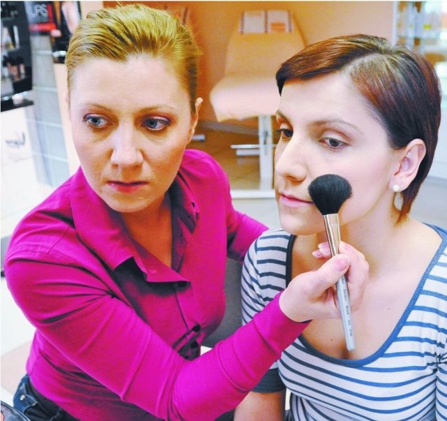 Wizażystka Iwona Kuźmicz (z lewej) uczyła 3 nasze ubiegłoroczne finalistki sztuki makijażu. Na zdjęciu: maluje jedną z finalistek &#8211; Paulinę Klicką z Sokółki.