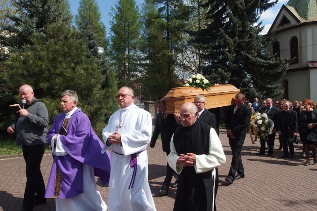 Kondukt żałobny w drodze na mszę św. do kościoła Św. Trójcy w Starachowicach.