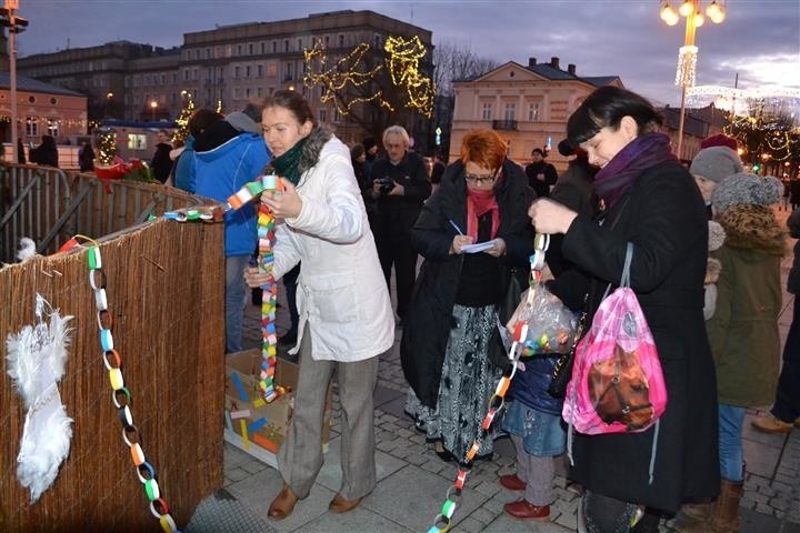 Mieszkańcy Częstochowy sklejali rekordowy łańcuch choinkowy,...