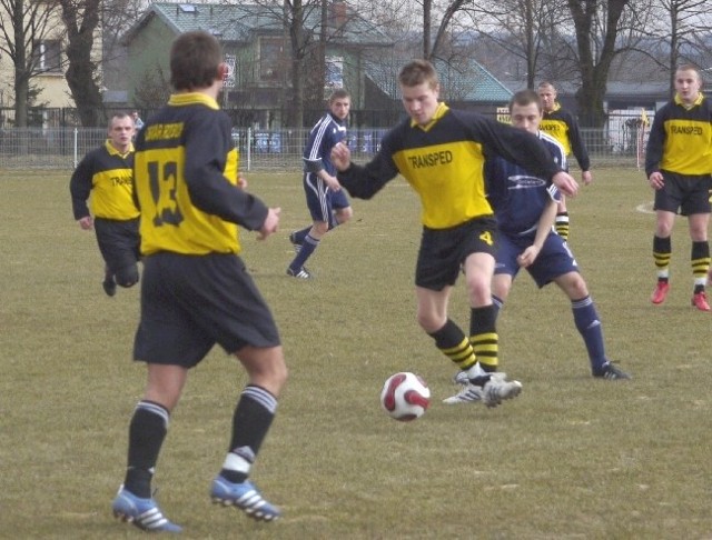 Fragment meczu Oskar - Broń. Bardzo dobrze na pozycji lewego obrońcy, spisał się w ekipie gospodarzy Marcin Bińskowski (przy piłce). 