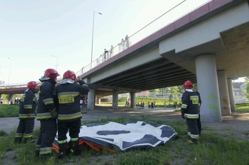 Wrocław: Mężczyzna skoczył z wiaduktu. Kierowcy stali w ogromnym korku (ZDJĘCIA)