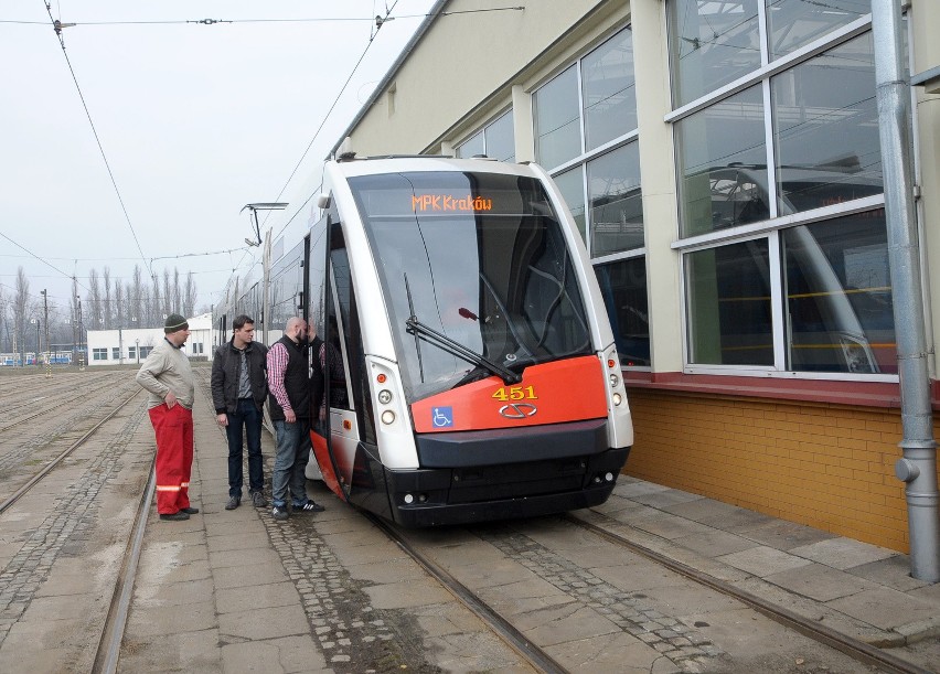 Nowoczesny tramwaj wyjechał na ulice Krakowa. Pojedzie nawet bez trakcji [WIDEO, ZDJĘCIA]