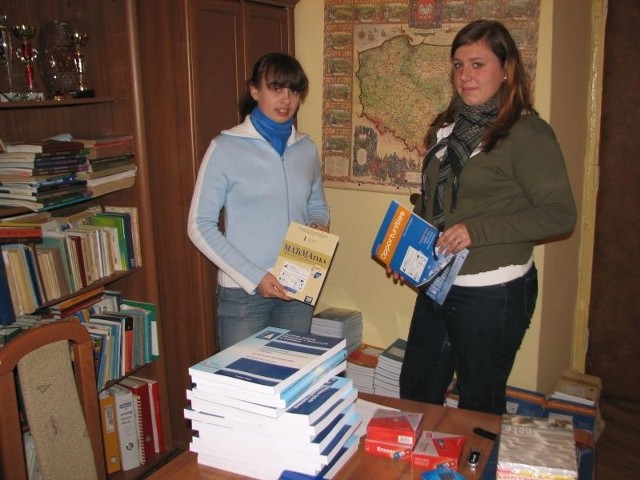Dominika Wydra (z prawej) i Agnieszka Ozdoba rozpakowują nowe podręczniki i przybory szkolne.