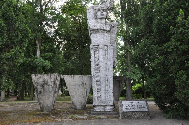 Jak podkreśla Muzeum Śląska Opolskiego,  kobieta na pomniku trzyma w ręce piastowskiego orła, 3 pylony z tyłu symbolizują trzy powstania śląskie, więc pomnik nie propaguje komunizmu.