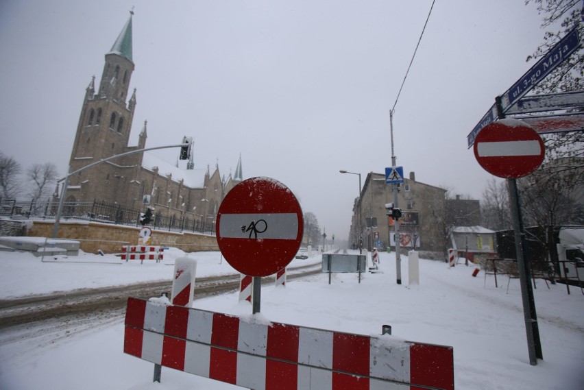 W Chorzowie trwa przebudowa ulicy 3 Maja. Zima utrudnia...