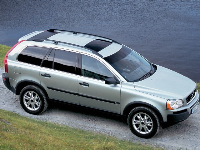Używane Volvo XC90 (2002-2014)Pierwszą generację luksusowego SUV-a Volvo produkowano aż 12 lat, co dowodzi atrakcyjności tego auta. Ale nie każdy może sobie pozwolić nawet na używane XC90 - eksploatacja i naprawy kosztują krocie.Fot. Volvo