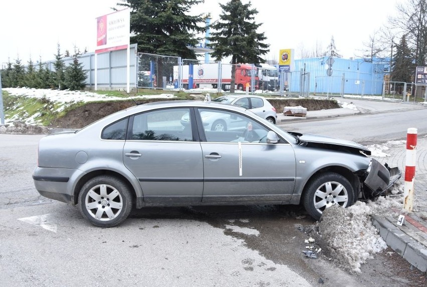  Zderzenie fiata z volkswagenem w Jarosławiu. 69-letnia pasażerka fiata została przewieziona do szpitala