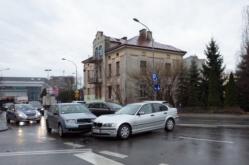 Dwa samochody zderzyły się na placu Śreniawitów w Rzeszowie...