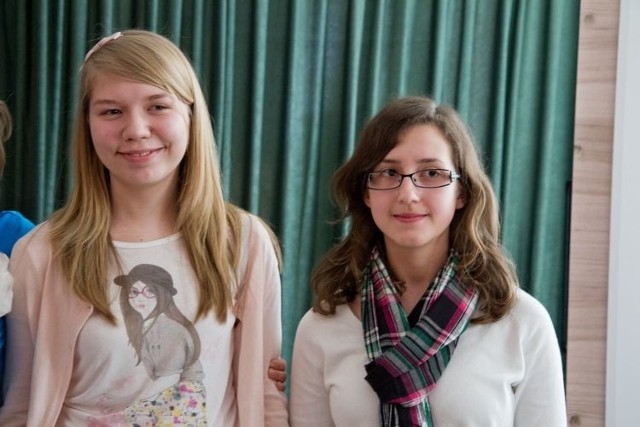 Oto dwie tegoroczne podlaskie Poliglotki (od lewej): Dominika Wiszowaty i Aleksandra Goralewska. W finale konkursu okazało się, że najlepiej wśród gimnazjalistów z regionu znają po dwa języki obce.