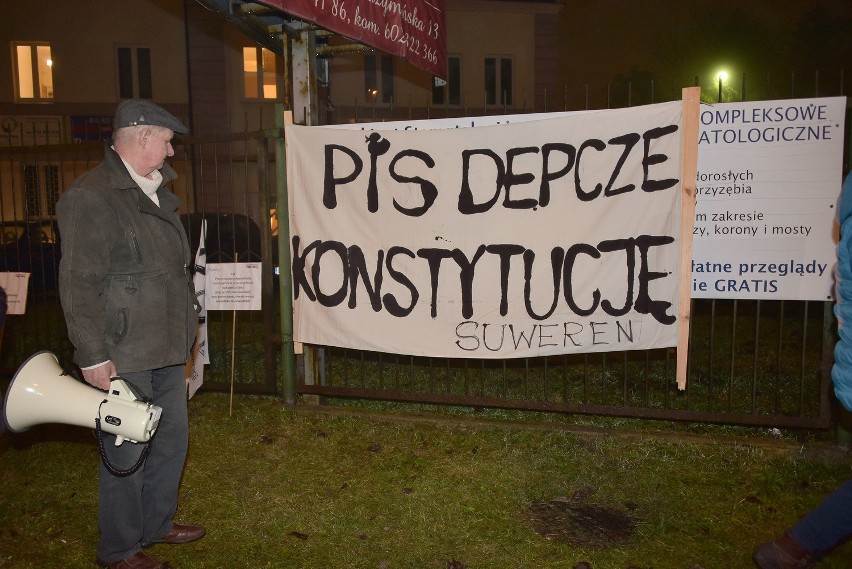 KOD i opozycja protestowali przed biurem PiS w Białymstoku